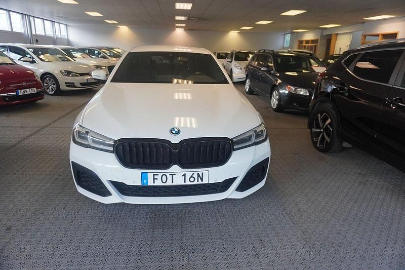 Vit Begagnad 2021 BMW 530e M Sport Sedan | 359 000 kr (Dyr) - Bild 1/4