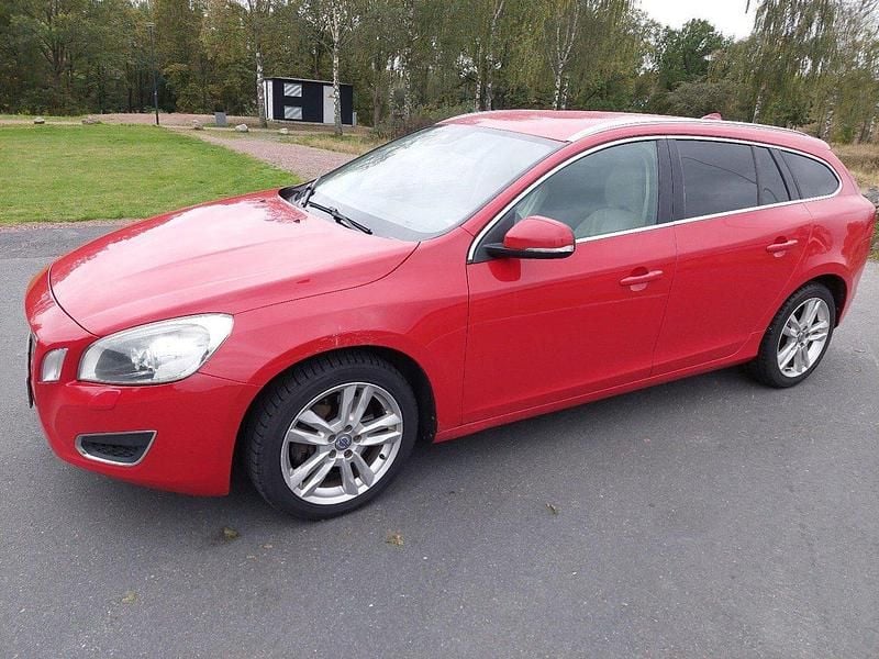 Röd Begagnad 2011 Volvo V60 Summum Kombi | 105 000 kr (Marknadspris) - Bild 1/4
