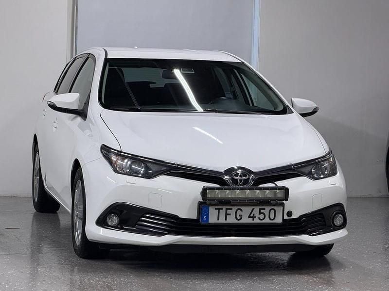 Begagnad Toyota Auris Business Edition 112 HK (82 kW) 2015 Vit Halvkombi
