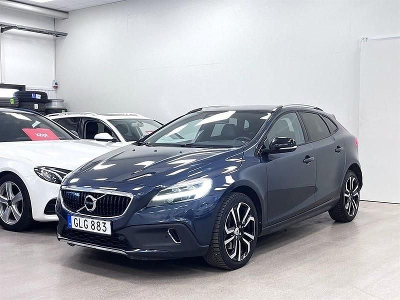 Blåmetallic Begagnad 2017 Volvo V40 CC Summum Kombi | 179 800 kr (Marknadspris) - Bild 1/4