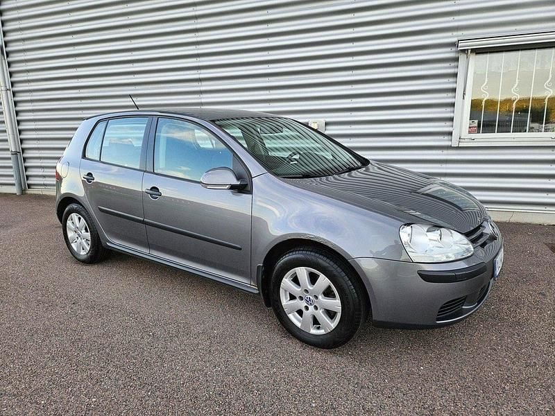 Grå Begagnad 2006 VW Golf V Trendline Halvkombi | 35 000 kr (Marknadspris) - Bild 1/4
