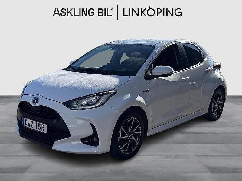 Vit Begagnad 2020 Toyota Yaris Hybrid Active Halvkombi | 199 000 kr (Marknadspris) - Bild 1/4