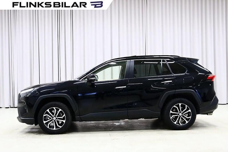 Svart Begagnad 2022 Toyota RAV4 Hybrid Executive SUV | 389 800 kr (Marknadspris) - Bild 1/4