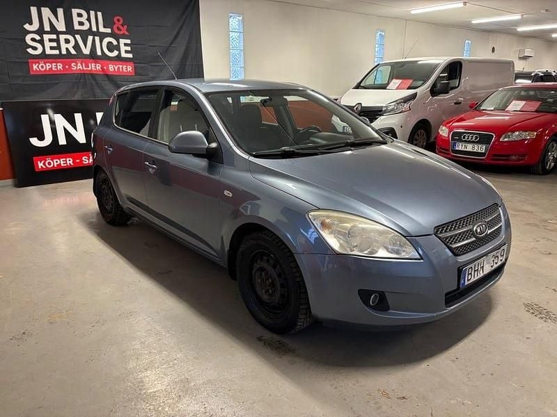 Begagnad Kia Ceed 122 HK (89 kW) 2007 Blå Halvkombi