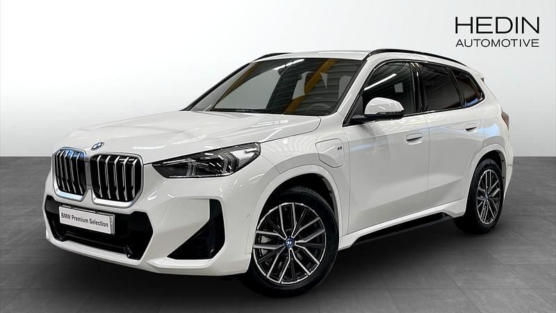 Vit Begagnad 2025 BMW X1 M Sport SUV | 568 700 kr (Dyr) - Bild 1/4