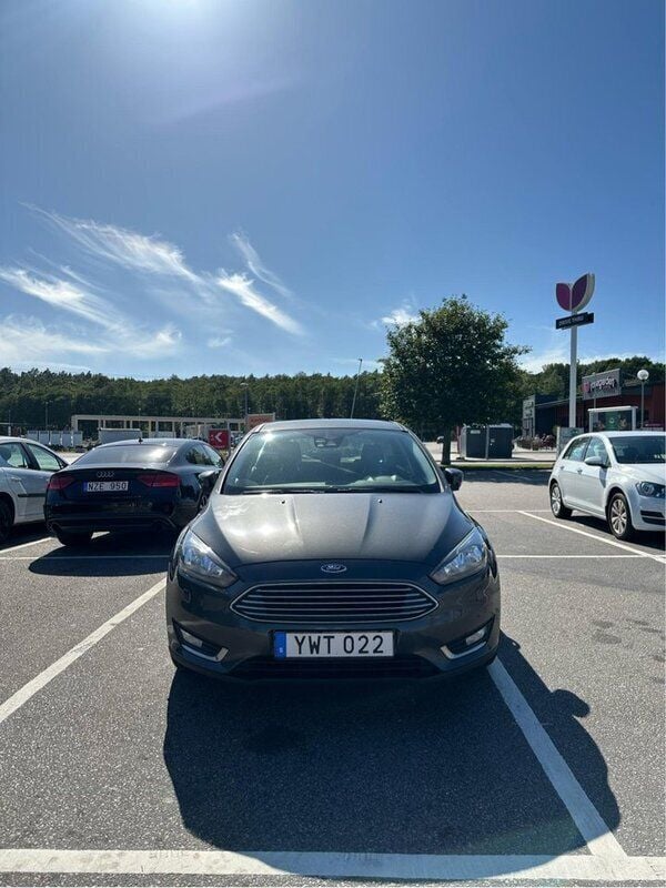 Grå Begagnad 2018 Ford Focus Titanium Halvkombi | 60 000 kr (Superpris) - Bild 1/4
