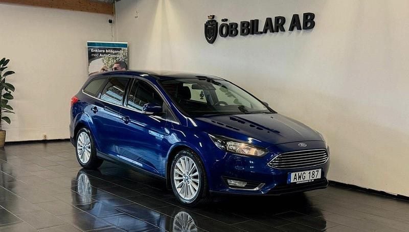 Blå Begagnad 2015 Ford Focus Titanium Kombi | 64 900 kr (Marknadspris) - Bild 1/4