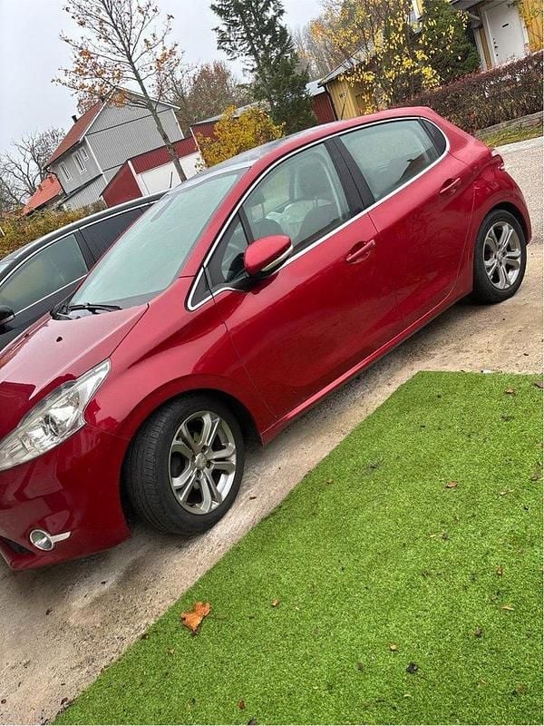 Röd Begagnad 2014 Peugeot 208 Halvkombi | 50 000 kr (Bra pris) - Bild 1/4