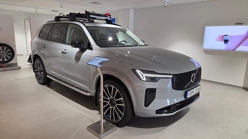 Grå Ny 2025 Volvo XC90 Ultra SUV | 1 009 900 kr (Marknadspris) - Bild 1/4
