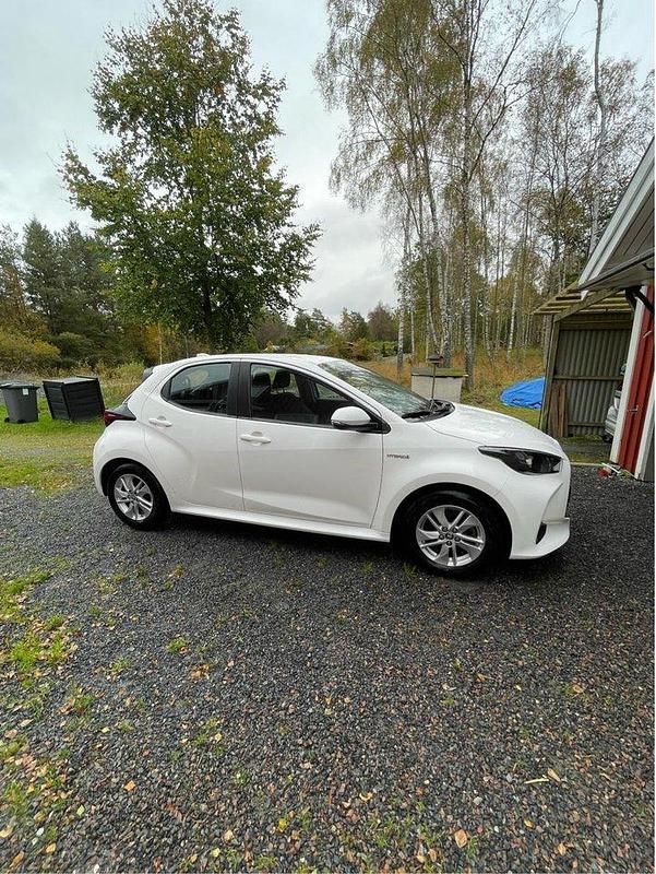 Vit Begagnad 2020 Toyota Yaris Hybrid Active Halvkombi | 166 000 kr (Marknadspris) - Bild 1/4