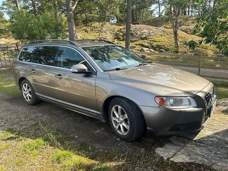 Grå Begagnad 2011 Volvo V70 Momentum Kombi | 49 000 kr (Superpris) - Bild 1/4