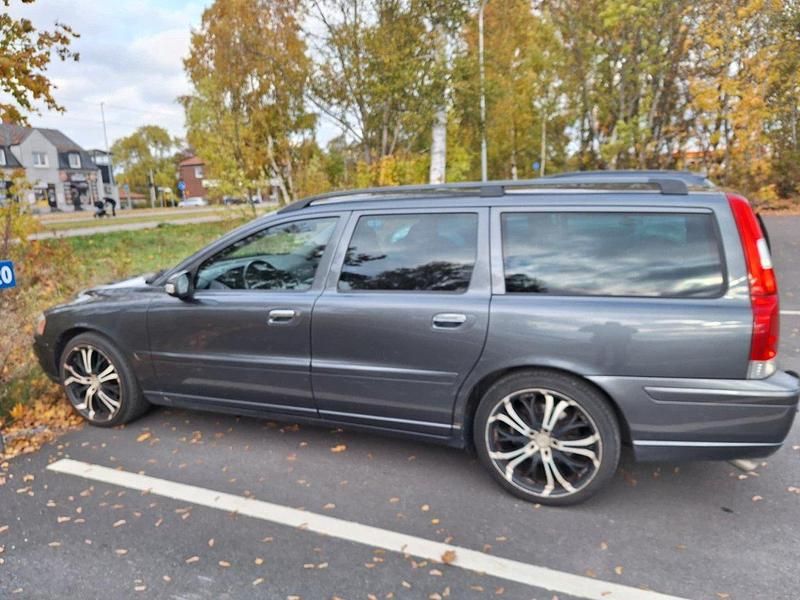 Grå Begagnad 2008 Volvo V70 Standard Kombi | 30 000 kr (Marknadspris) - Bild 1/4