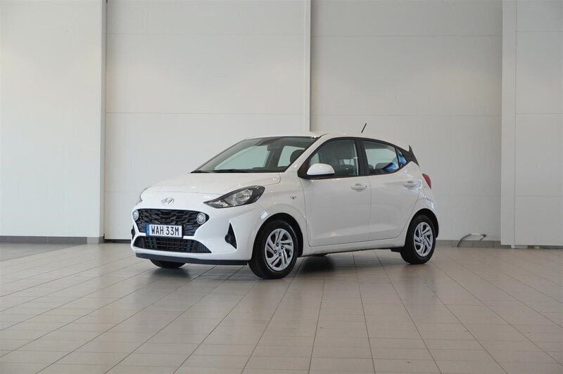 Vit Begagnad 2022 Hyundai i10 Essential Halvkombi | 149 900 kr (Marknadspris) - Bild 1/4