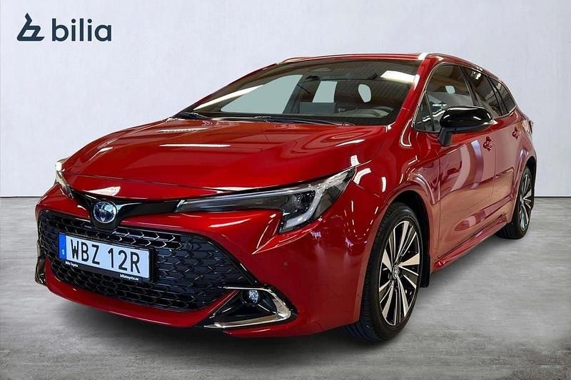 Röd Begagnad 2025 Toyota Corolla Style Kombi | 369 000 kr (Dyr) - Bild 1/3