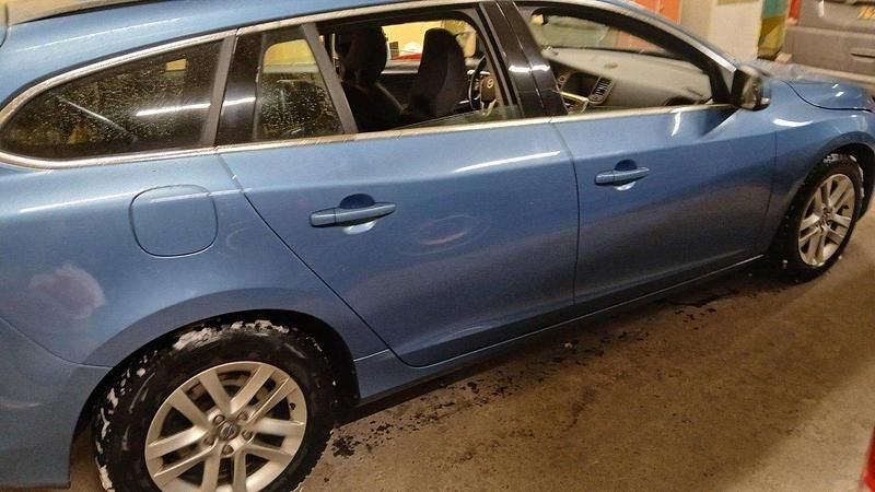 Blå Begagnad 2015 Volvo V60 Momentum Kombi | 130 000 kr (Bra pris) - Bild 1/4