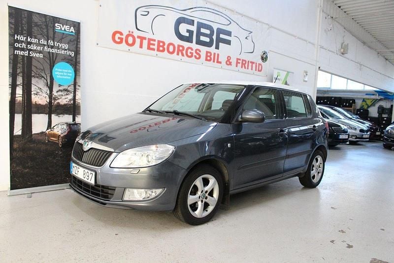 Mörkgrå Begagnad 2012 Skoda Fabia Elegance Halvkombi | 69 900 kr (Dyr) - Bild 1/3