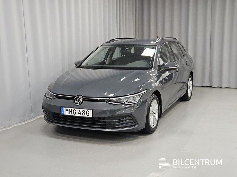 Mörkgrå (grå) Begagnad 2024 VW Golf VIII Kombi | 289 900 kr (Marknadspris) - Bild 1/4