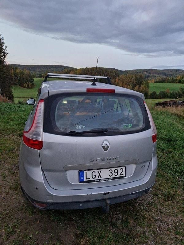 Begagnad Renault Grand Scénic III 110 HK (80 kW) 2011 Silver Minibuss