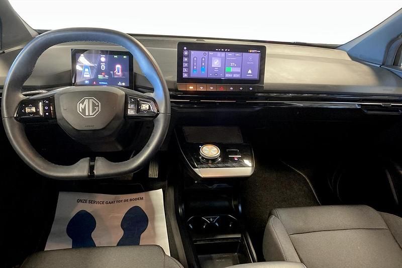 Begagnad MG MG4 EV 125 kW (171 HK) 2023 Svart Halvkombi