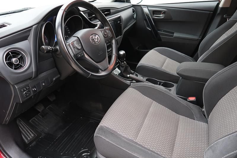 Begagnad Toyota Auris Touring Sports 2017 Röd Kombi