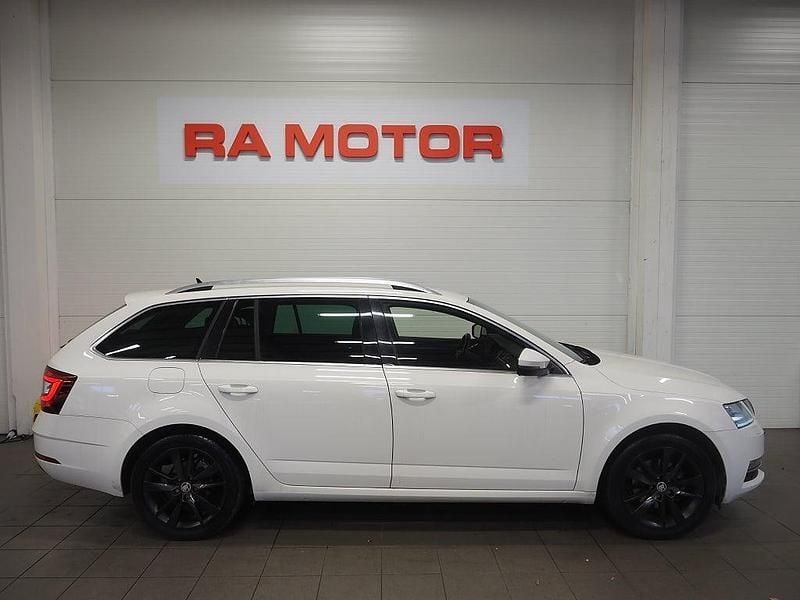 Begagnad Skoda Octavia Style 116 HK (85 kW) 2019 Vit Kombi