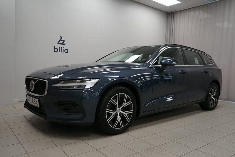 Mörkblå Begagnad 2022 Volvo V60 Core Kombi | 309 900 kr (Marknadspris) - Bild 1/3