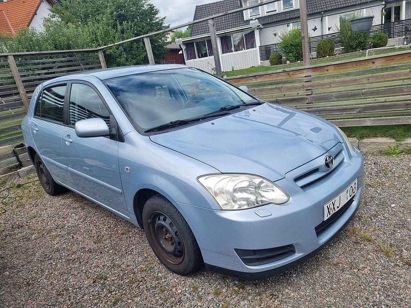 Blå Begagnad 2006 Toyota Corolla Halvkombi | 35 000 kr (Marknadspris) - Bild 1/4