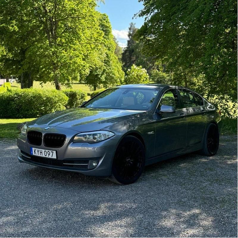 Grå Begagnad 2011 BMW 525 Sedan | 139 000 kr (Marknadspris) - Bild 1/4