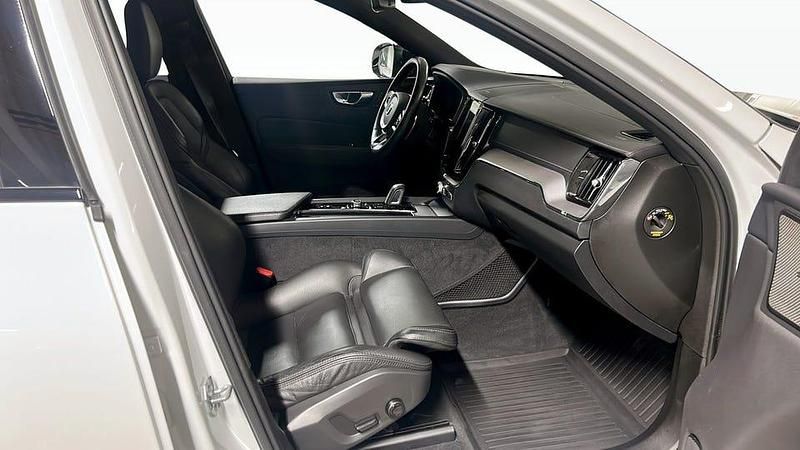 Begagnad Volvo XC60 R-Design 392 HK (288 kW) 2020 Vit SUV