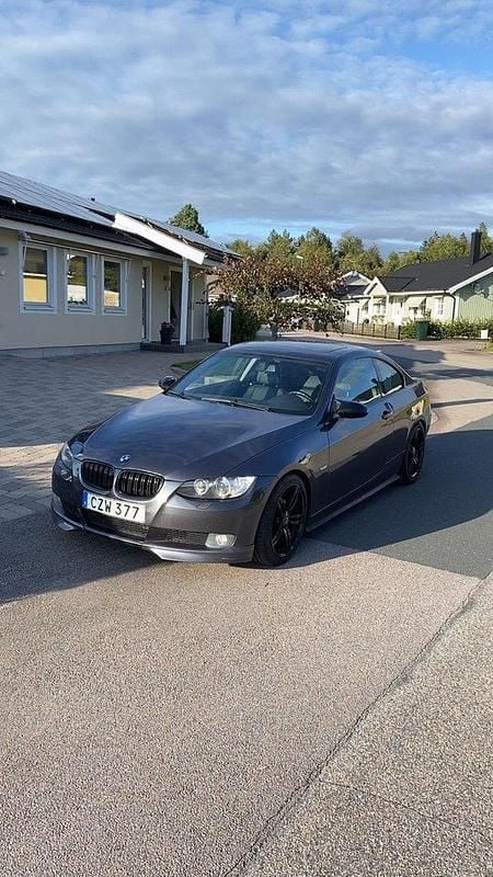 Grå Begagnad 2007 BMW 325 Sportkupé | 99 500 kr (Marknadspris) - Bild 1/4