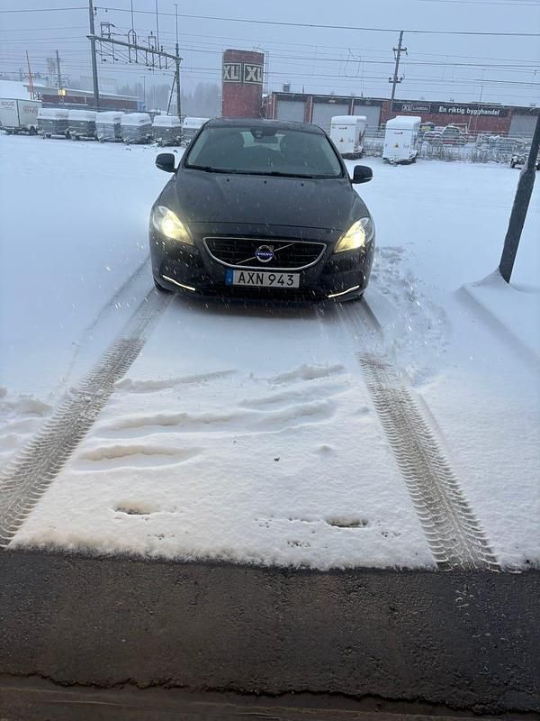 Begagnad 2015 Volvo V40 Halvkombi | 89 900 kr (Bra pris) - Bild 1/4