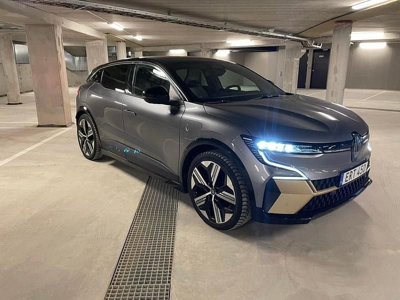 Begagnad Renault Megane E-Tech Iconic 160 kW (218 HK) 2023 Grå schiste med svart tak
