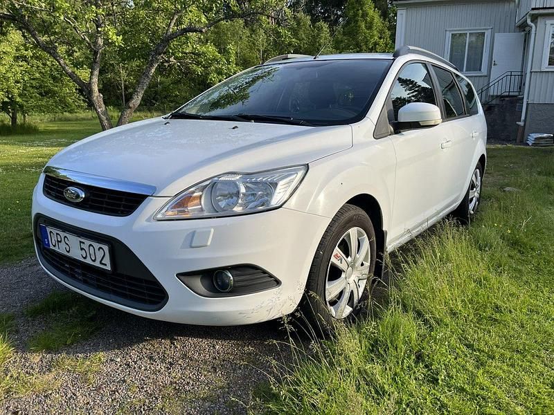 Vit Begagnad 2011 Ford Focus Platinum Kombi | 29 900 kr (Bra pris) - Bild 1/4