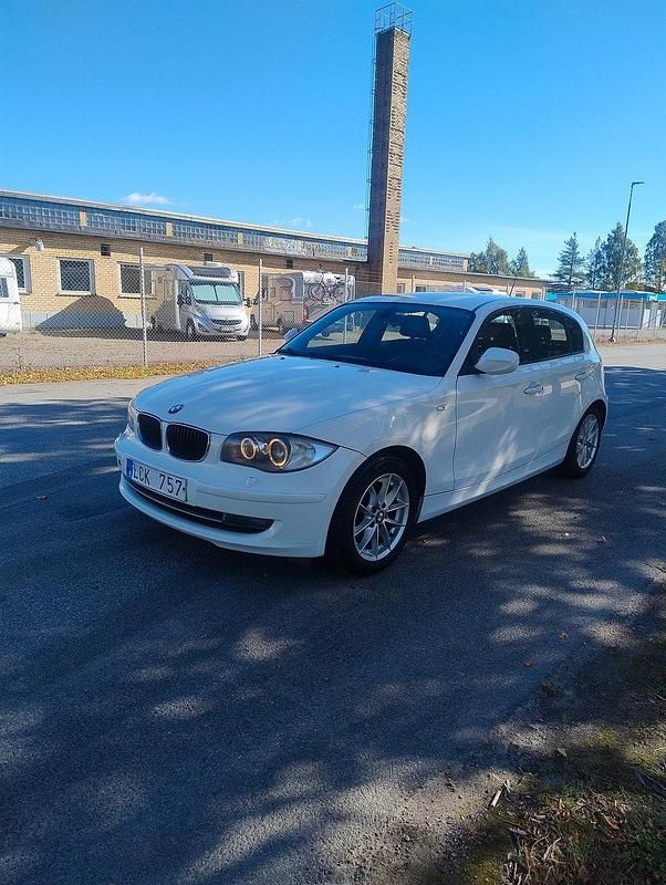 Vit Begagnad 2010 BMW 118 Comfort Edition Halvkombi | 37 900 kr - Bild 1/4