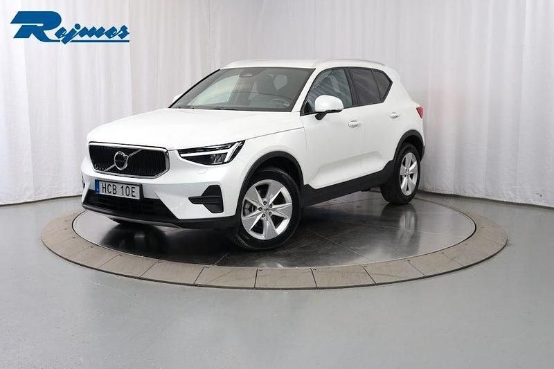 Vit Begagnad 2023 Volvo XC40 Core SUV | 329 900 kr (Bra pris) - Bild 1/4
