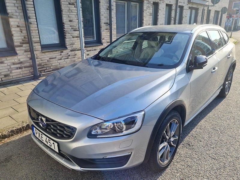 Silver Begagnad 2017 Volvo V60 CC Kombi | 193 000 kr (Superpris) - Bild 1/4