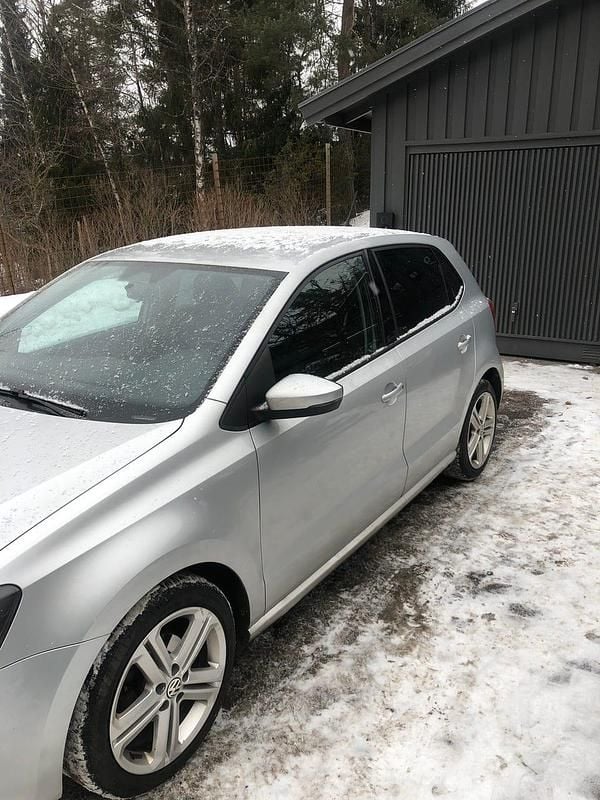 Begagnad VW Polo 90 HK (66 kW) 2011 Silver Halvkombi