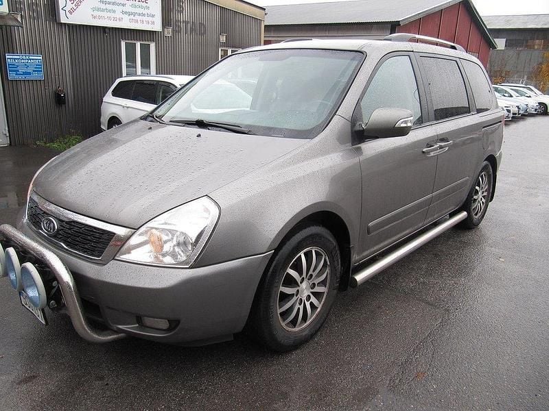 Grå Begagnad 2010 Kia Carnival Minibuss | 64 900 kr (Marknadspris) - Bild 1/4