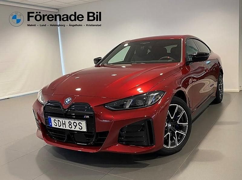 Röd Ny 2026 BMW i4 Comfort Edition Sedan | 795 200 kr (Superpris) - Bild 1/4