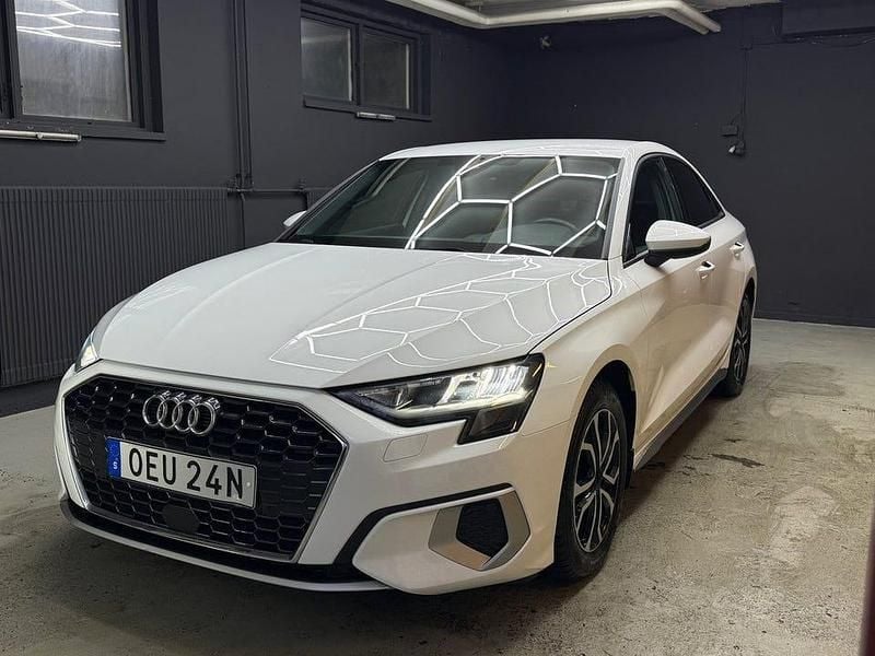 Vit Begagnad 2021 Audi A3 Comfort Sedan | 229 900 kr (Marknadspris) - Bild 1/4
