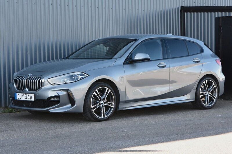Grå Begagnad 2022 BMW 118 M Sport Halvkombi | 289 900 kr (Lite dyr) - Bild 1/4