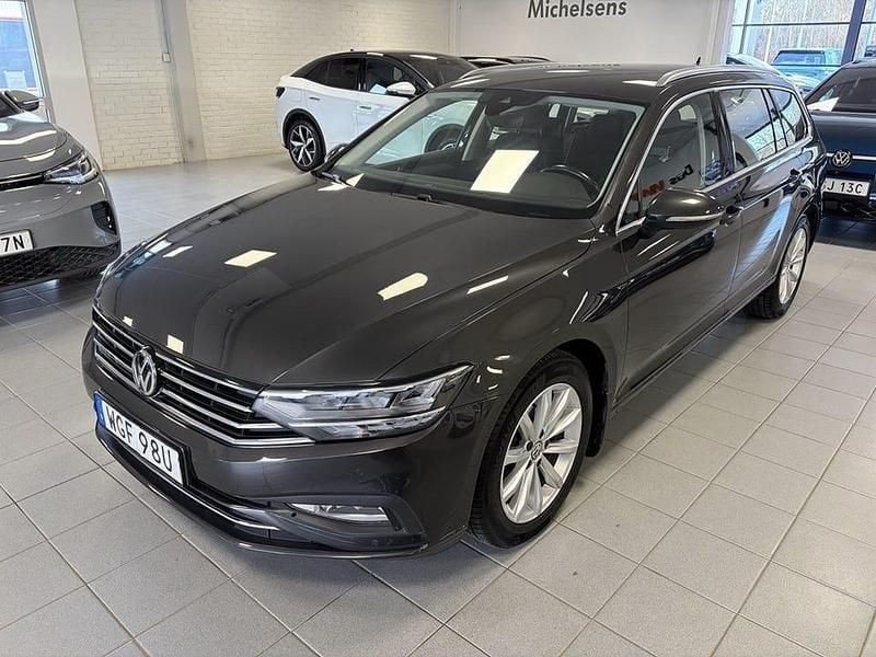 Grå Begagnad 2020 VW Passat Kombi | 219 900 kr (Marknadspris) - Bild 1/4