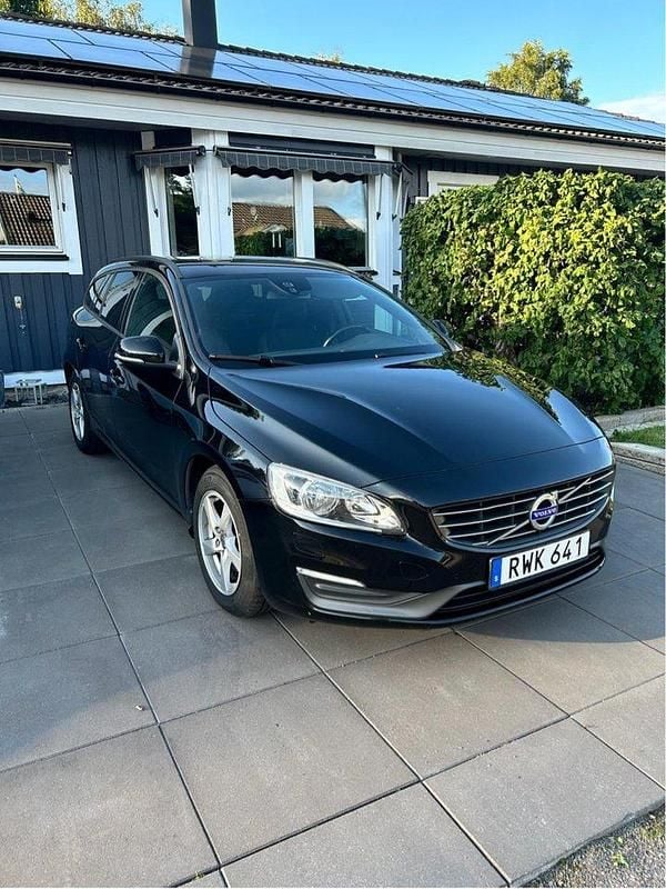 Svart Begagnad 2015 Volvo V60 Kinetic Kombi | 109 900 kr (Bra pris) - Bild 1/4