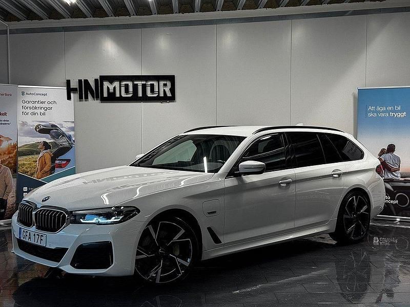 Vit Begagnad 2022 BMW 530e M Sport Kombi | 354 900 kr (Marknadspris) - Bild 1/4
