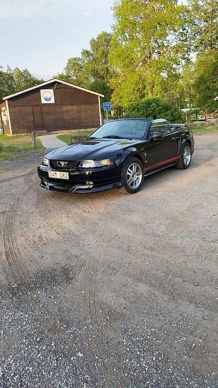 Svart Begagnad 2000 Ford Mustang Cab | 75 000 kr (Marknadspris) - Bild 1/4