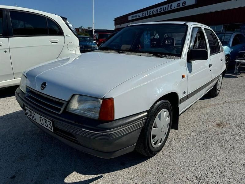 Begagnad Opel Kadett 75 HK (55 kW) 1990 Vit Halvkombi