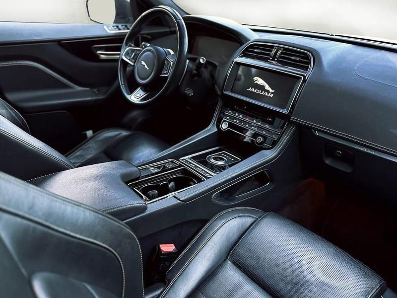 Begagnad Jaguar F-Pace 180 HK (132 kW) 2018 Fuji white SUV