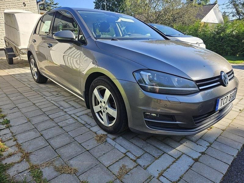 Grå Begagnad 2014 VW Golf VII Halvkombi | 70 000 kr (Marknadspris) - Bild 1/4