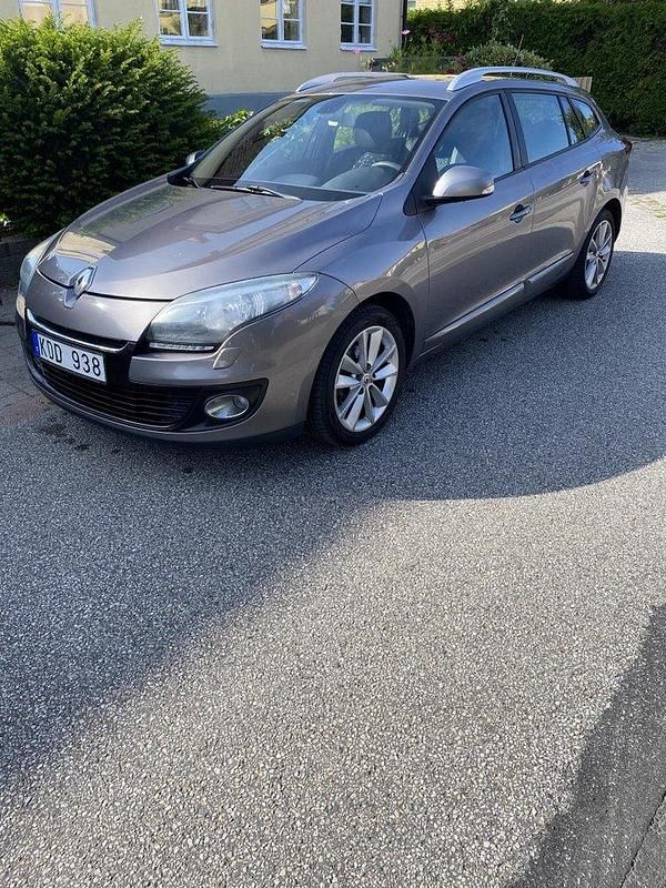 Grå Begagnad 2012 Renault Mégane GrandTour Kombi | 39 000 kr (Marknadspris) - Bild 1/4