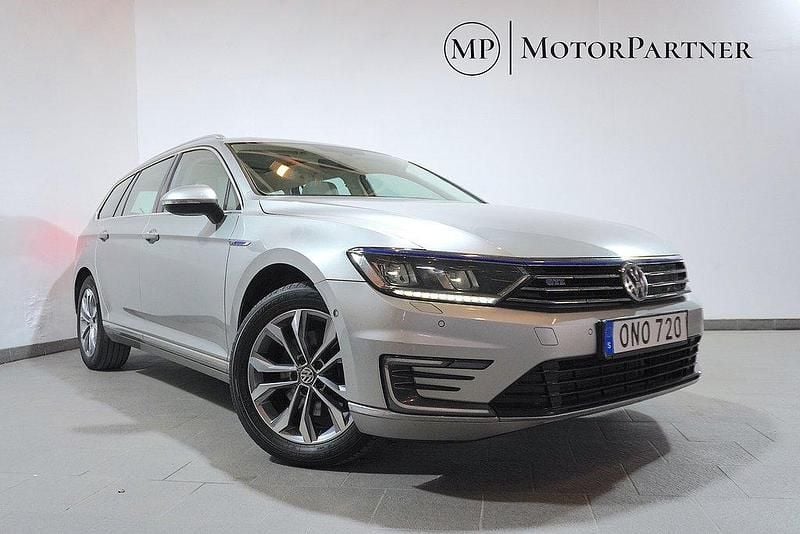Silver Begagnad 2017 VW Passat GTE Kombi | 139 900 kr (Marknadspris) - Bild 1/4